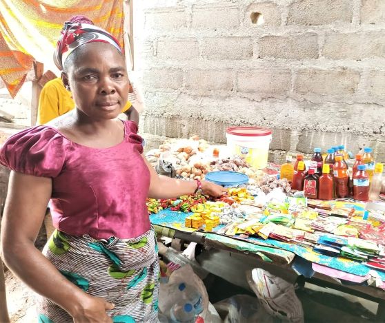 Grandma Gertrude sells at a market stand. She supplies food for her daughter and grandchildren. Empowerment for market stands $ 150 - $ 300.
