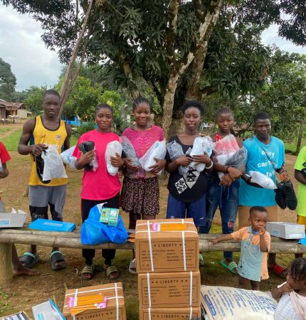 8 Students school supplies at Temas